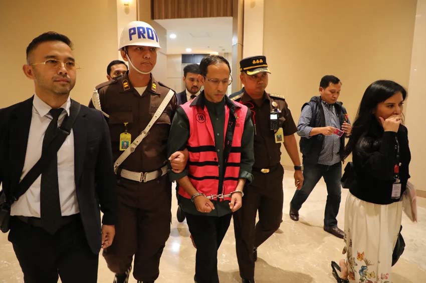 Bekas Mendikbudristek, Nadiem Makarim, mengenakan rompi merah muda setelah ditetapkan sebagai tersangka kasus dugaan korupsi pengadaan laptop Chromebook 2019-2022-upload