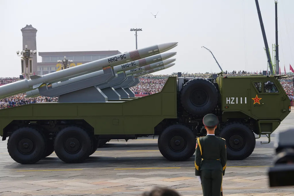 Rudal melintas dalam parade militer untuk memperingati 80 tahun menyerahnya Jepang pada Perang Dunia II yang diadakan di Lapangan Tiananmen, Beijing, Rabu (392025).