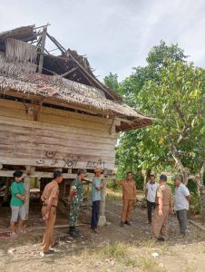 Menindaklanjuti Instruksi Bupati, Kadis PMD dan Camat Sabbang Selatan Langsung Turun Cek dan Klarifikasi Kondisi Warga