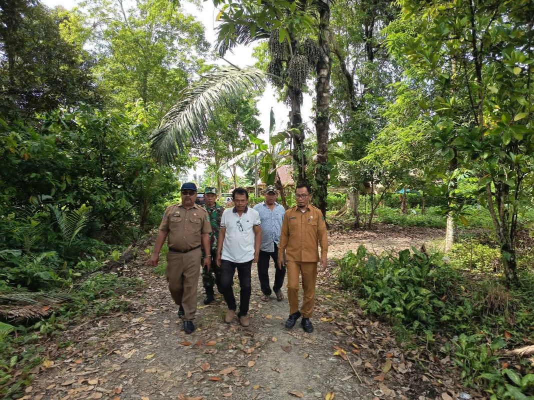 Menindaklanjuti Instruksi Bupati, Kadis PMD dan Camat Sabbang Selatan Langsung Turun Cek dan Klarifikasi Kondisi Warga