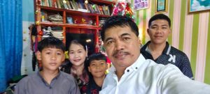 Fhoto ucapan Natal dari keluarga Nimbrod Rungga, A.Md.,S.Th bersama Istri Rossa Ranteallo Sundun, A.MdF, dan Anak Alvares Khen Amba Rungga Serta Anak Arvin Myron Mardika Rungga