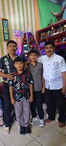 Fhoto ucapan Natal dari keluarga Nimbrod Rungga, A.Md.,S.Th bersama Istri Rossa Ranteallo Sundun, A.MdF, dan Anak Alvares Khen Amba Rungga Serta Anak Arvin Myron Mardika Rungga